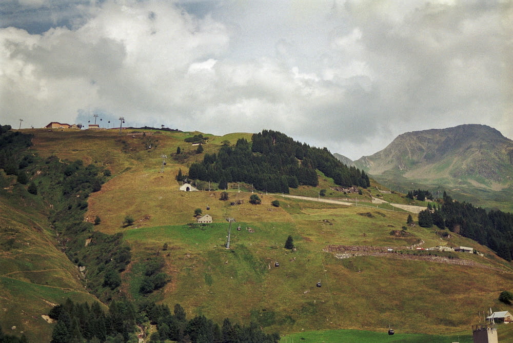 une colline herbeuse avec quelques maisons
