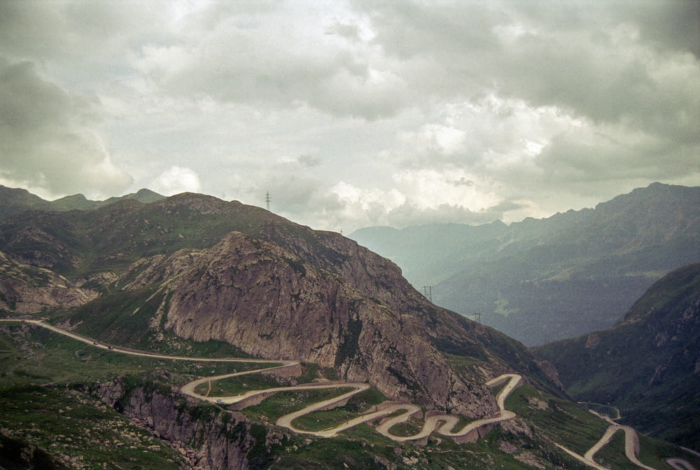 Une route sinueuse au milieu d’une montagne