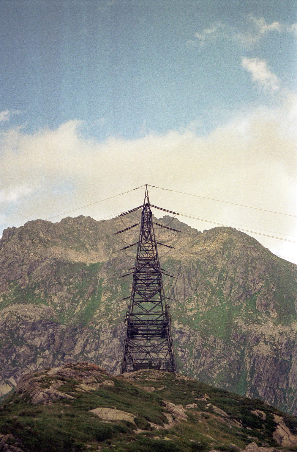 무성한 녹색 언덕 꼭대기에 앉아있는 높은 탑