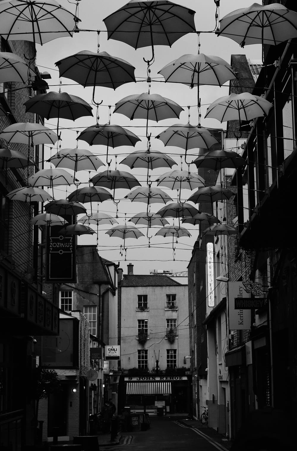 Un montón de paraguas que cuelgan en el aire