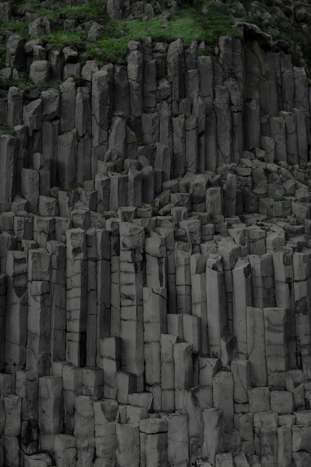 uma foto em preto e branco de uma grande formação rochosa
