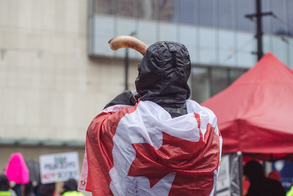 Eine Statue eines Mannes mit einer kanadischen Flagge um die Schultern