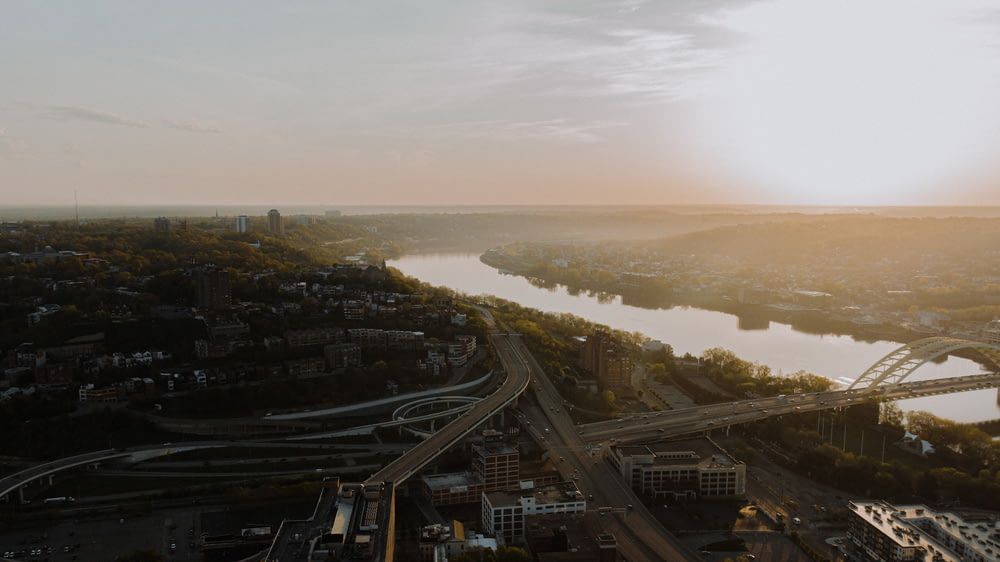 une vue aérienne d’une ville et d’une rivière