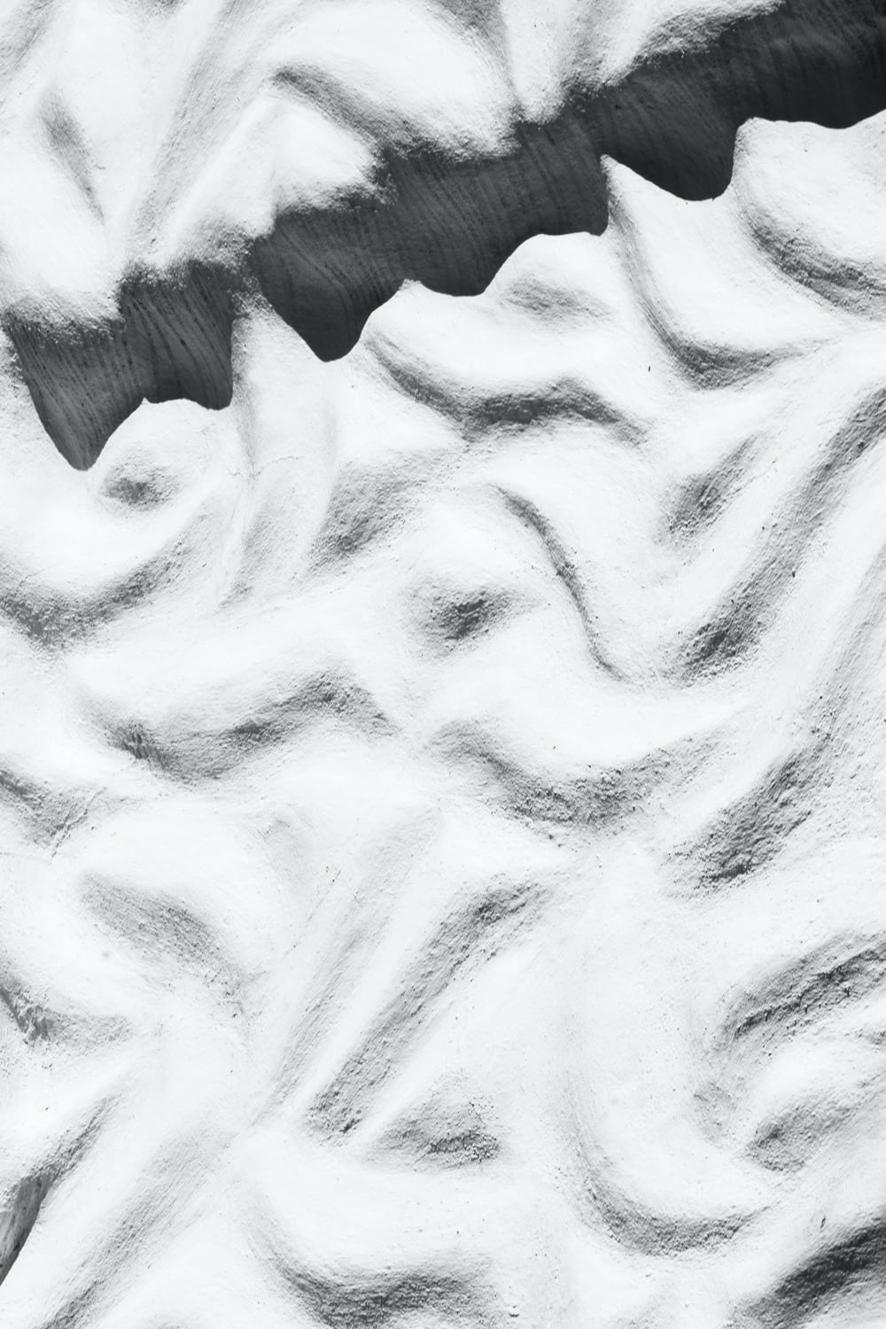 a black and white photo of a wave pattern