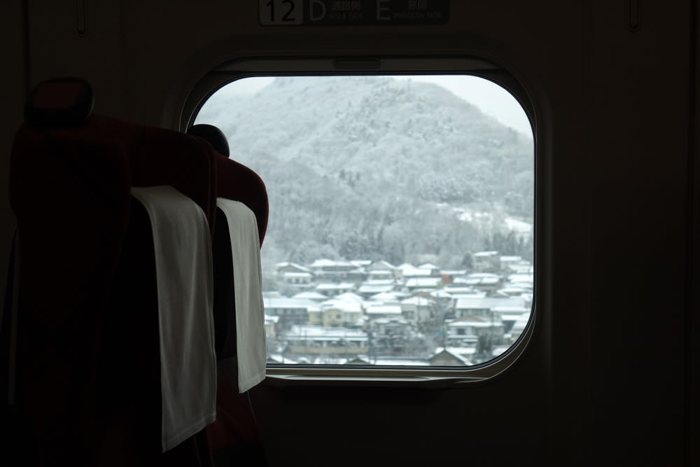 una ventana con vistas a una montaña nevada
