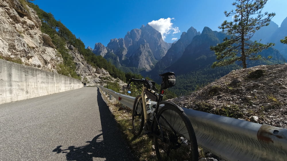 uma bicicleta estacionada à beira de uma estrada de montanha