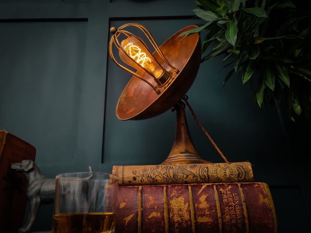 una lámpara que está encima de un libro