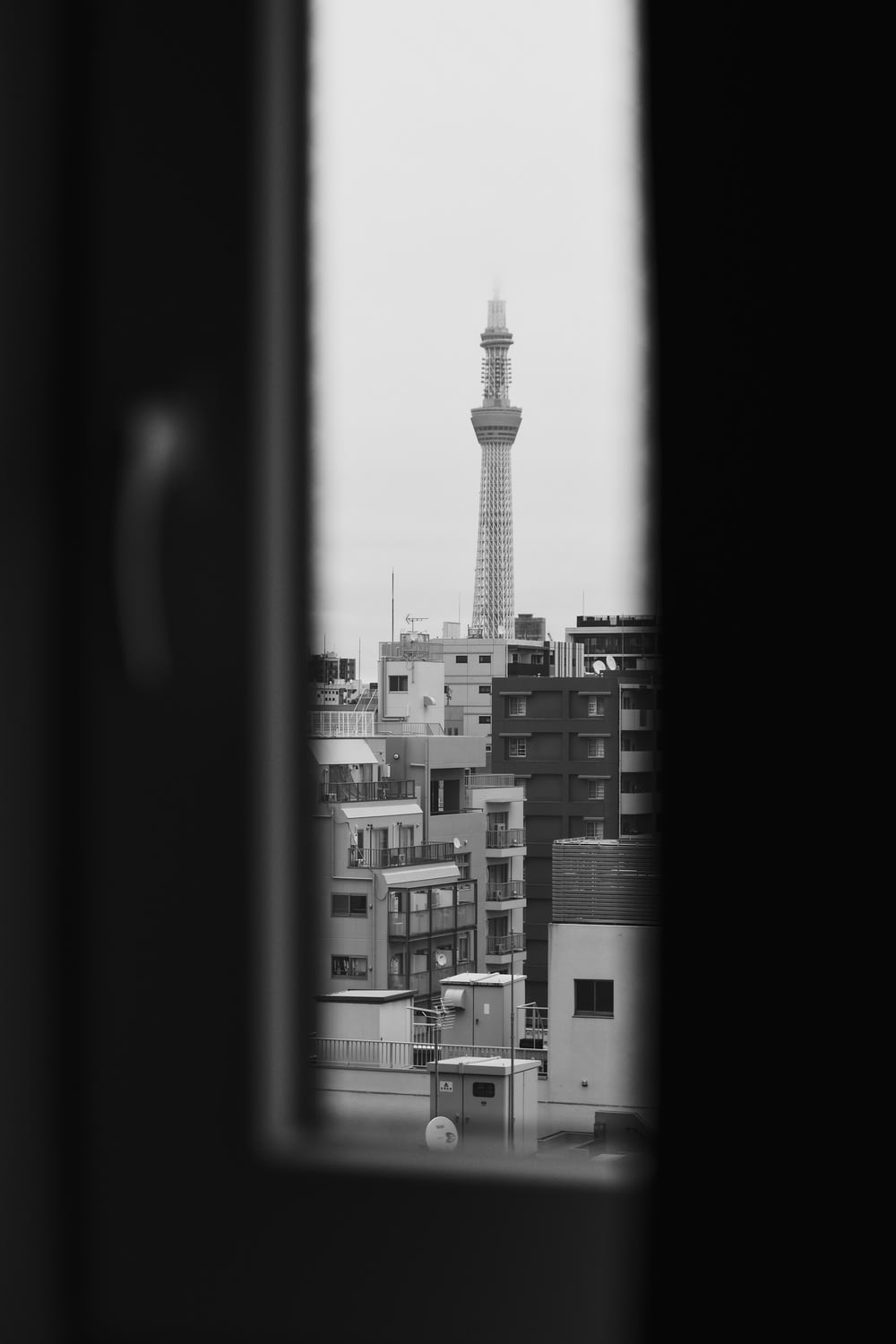 uma foto em preto e branco de uma torre ao longe
