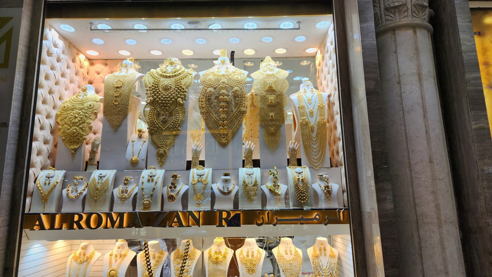 una vetrina piena di un sacco di gioielli d'oro