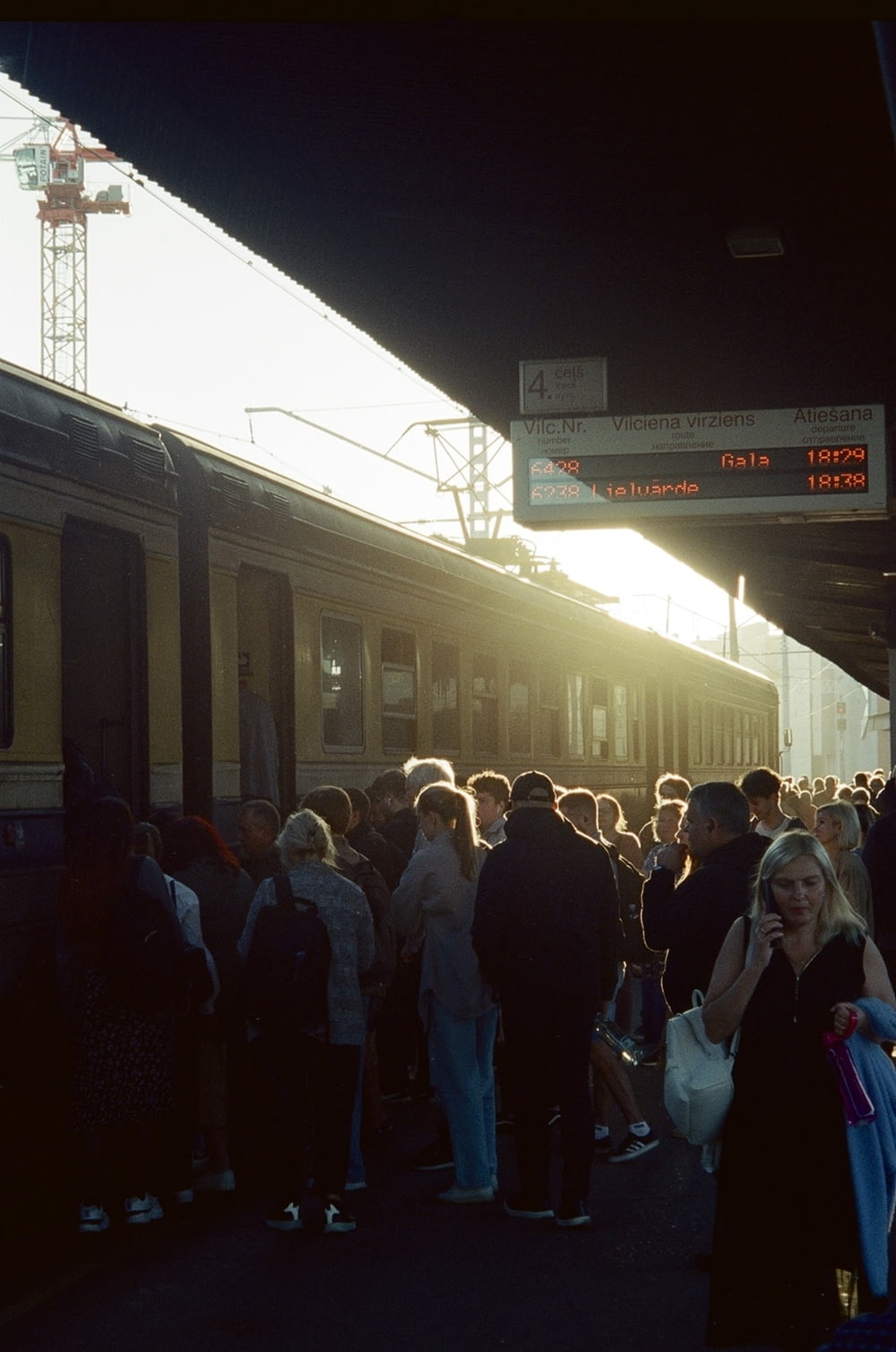eine Menschenmenge, die neben einem Zug steht