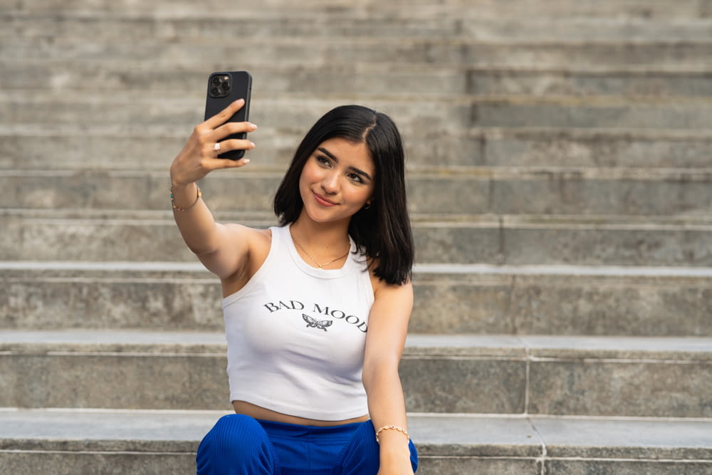 Une femme prenant un selfie avec son téléphone portable