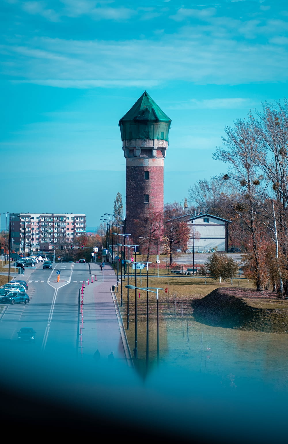 uma torre de água na beira de uma estrada