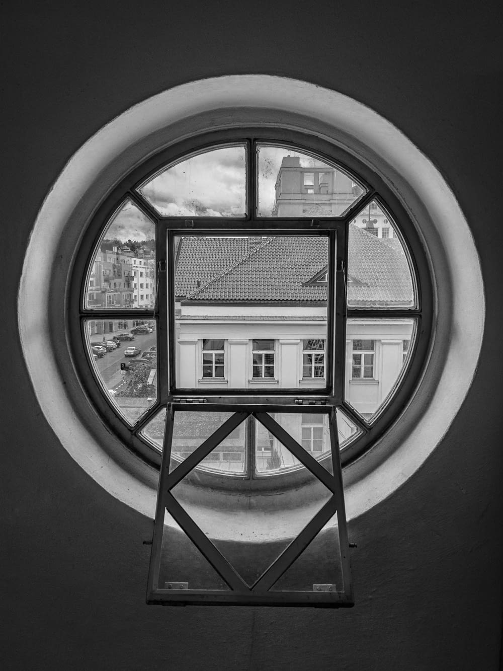 ein rundes Fenster mit Blick auf ein Gebäude
