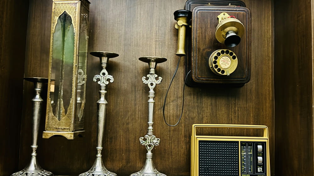 Una colección de teléfonos y velas anticuados