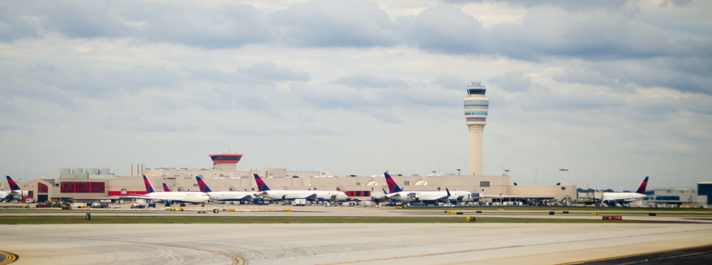 Ein Flughafen mit mehreren Flugzeugen, die auf dem Rollfeld geparkt sind