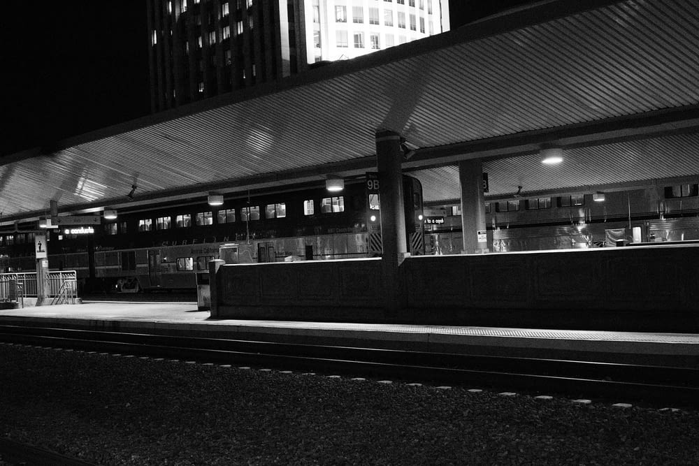 uma foto em preto e branco de uma estação de trem