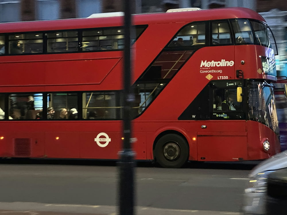 Ein roter Doppeldeckerbus, der eine Straße entlangfährt