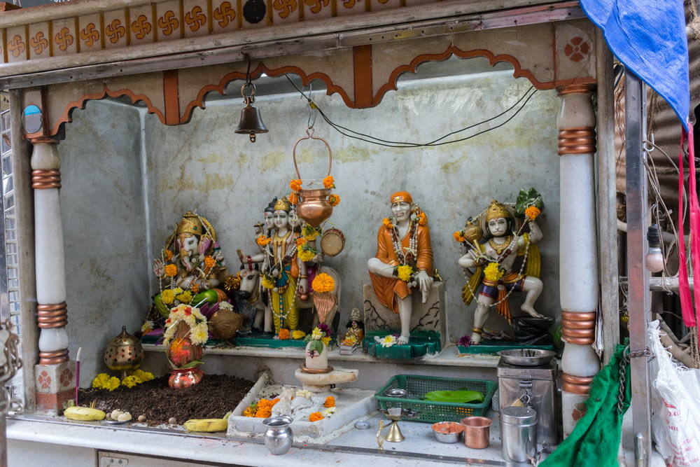 Un santuario con estatuas de deidades hindúes