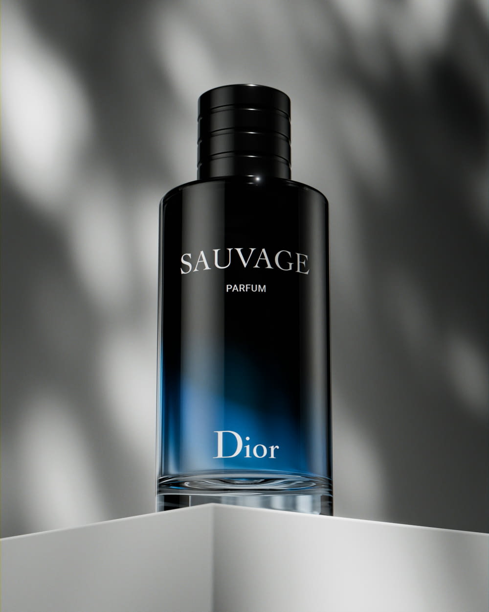 Una bottiglia di Dior Sauvage su uno scaffale