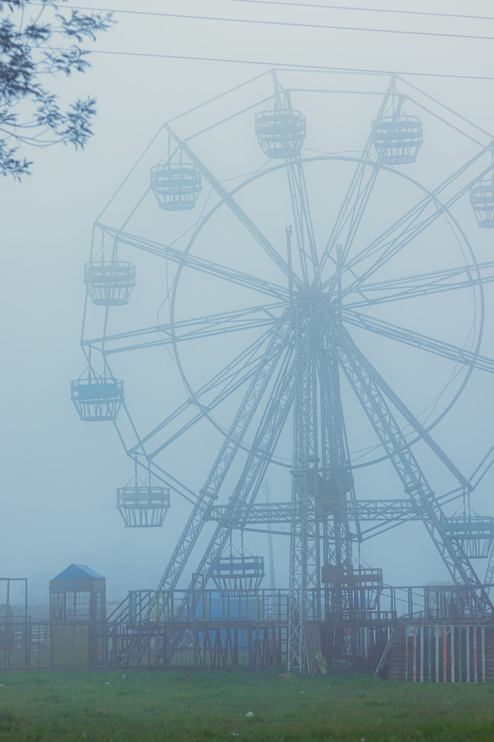 Ein Riesenrad im Nebel an einem bewölkten Tag