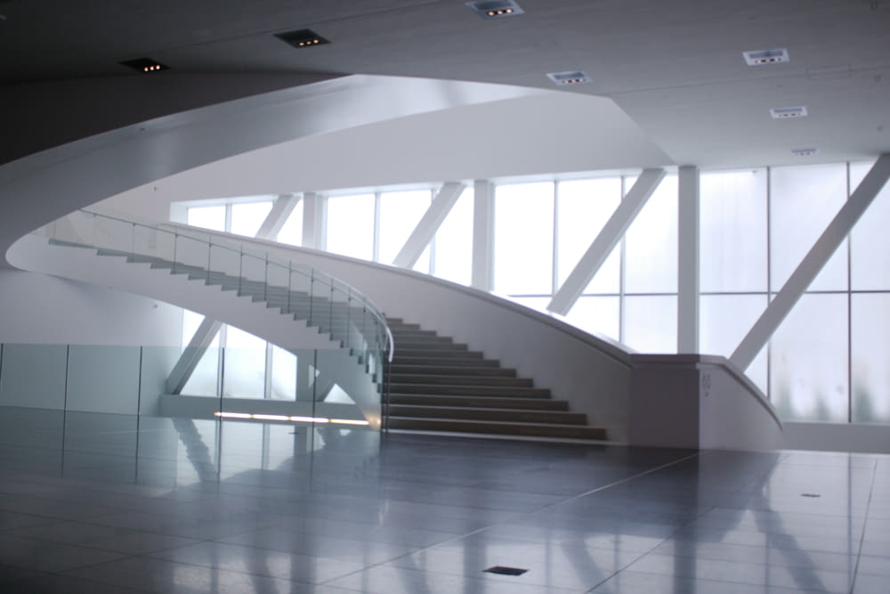 Una escalera en un edificio con grandes ventanales