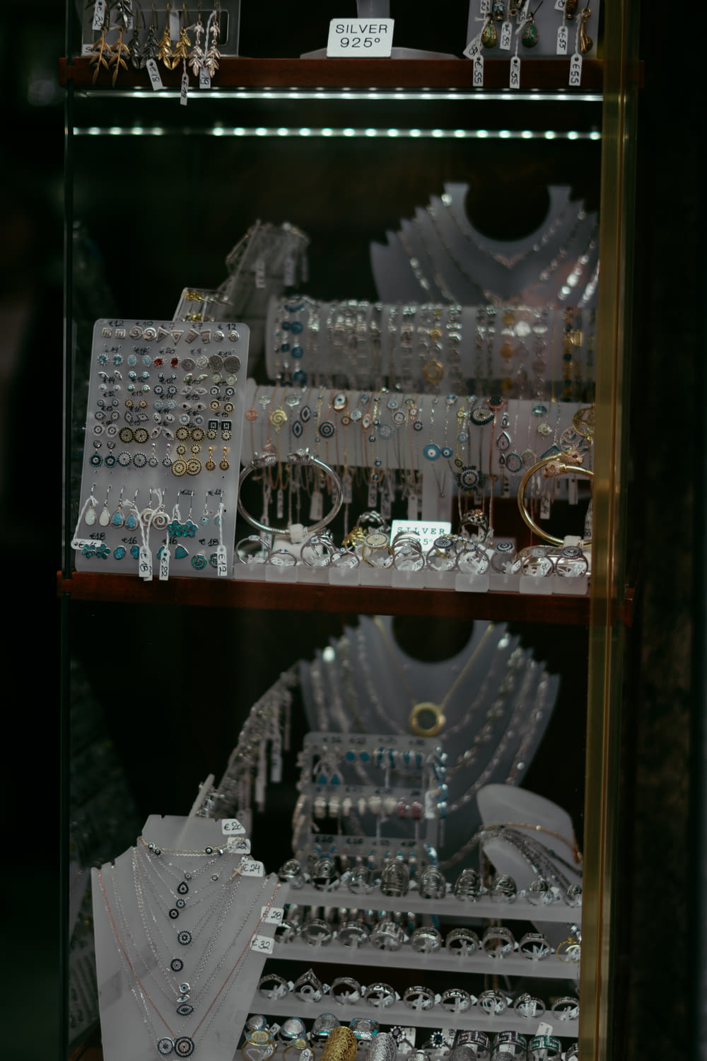 a display case filled with lots of jewelry