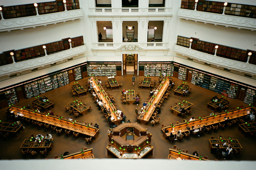 Una gran biblioteca llena de muchos libros