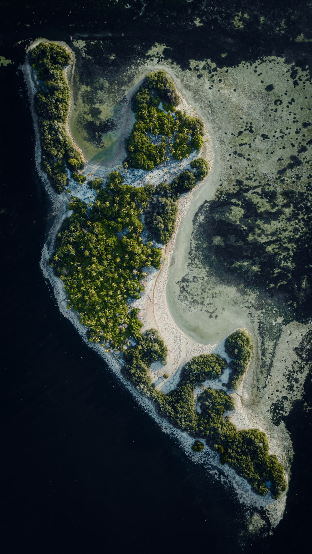 Luftaufnahme einer Insel im Ozean