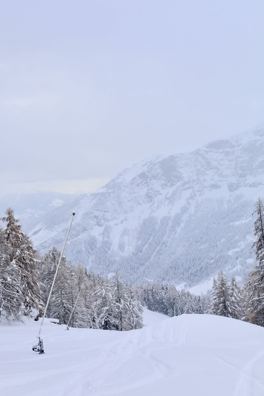 uma pessoa andando de esqui em uma superfície nevada