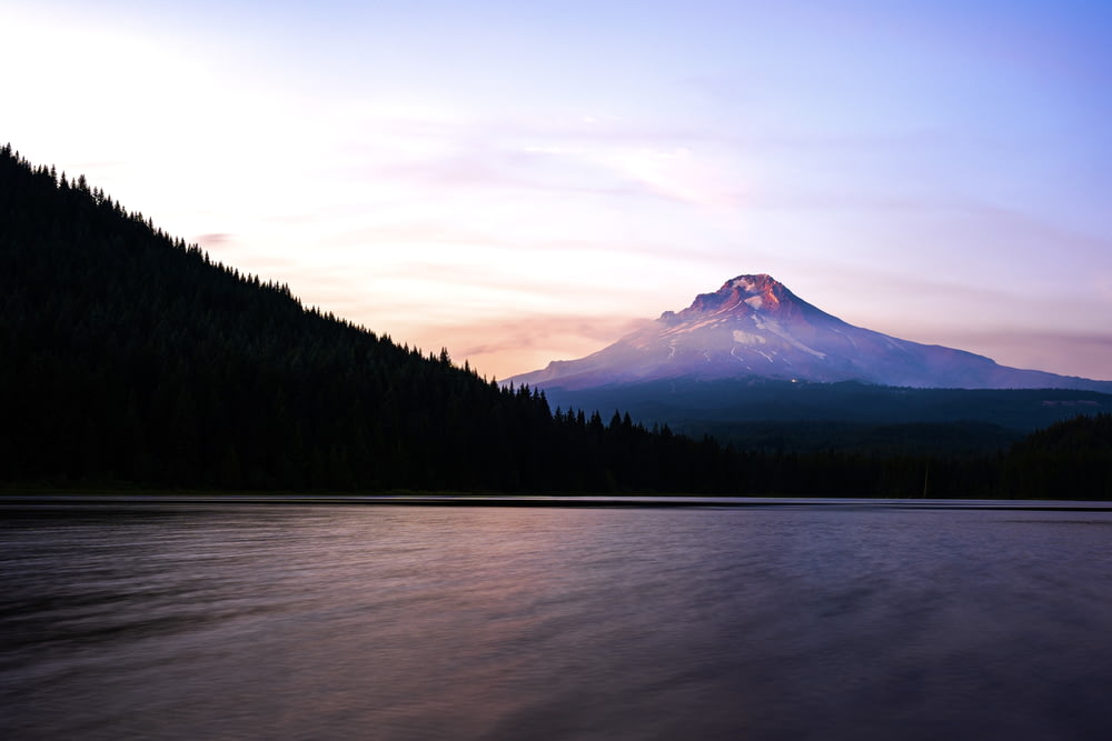 una montagna con un lago di fronte