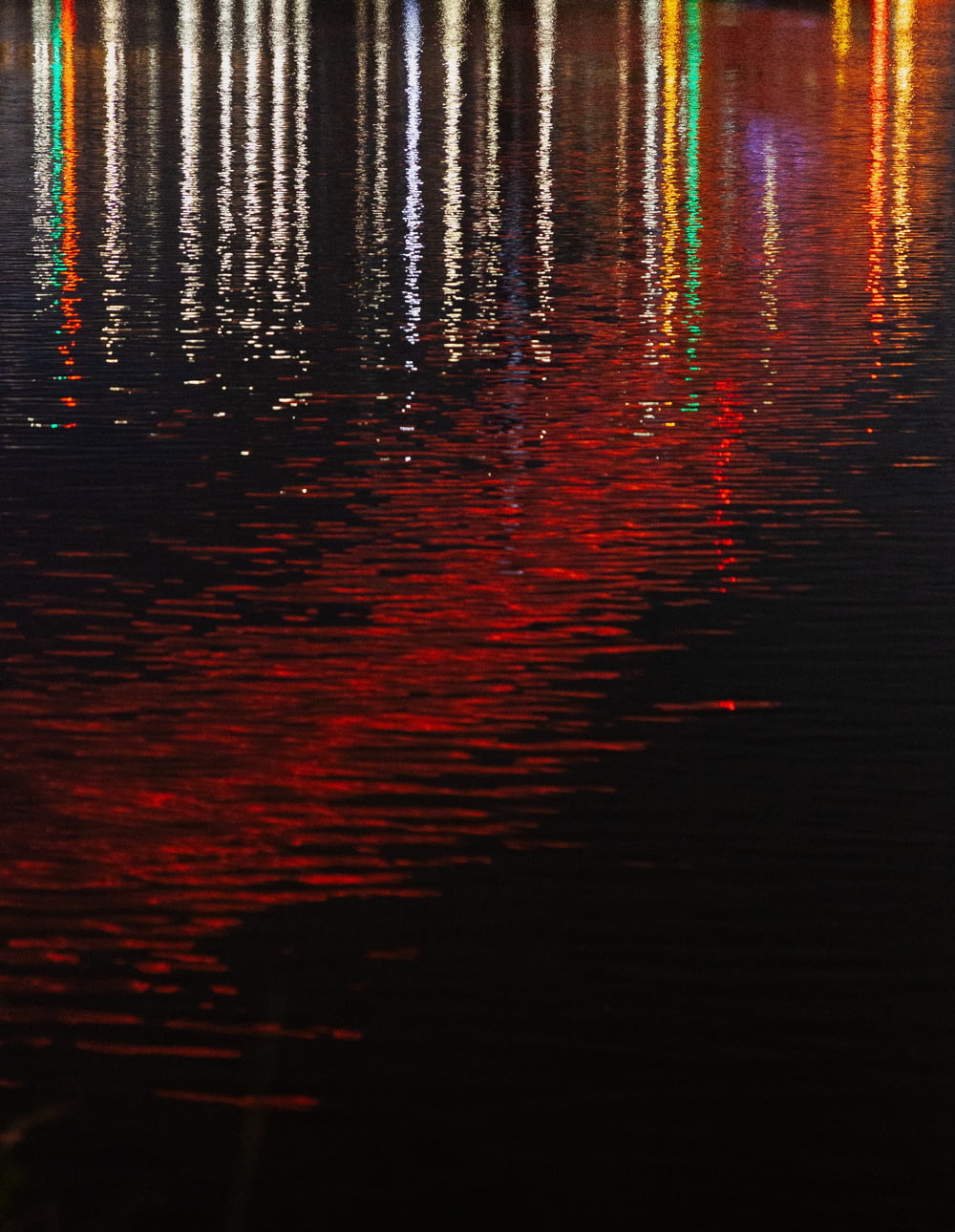 Un cuerpo de agua lleno de muchas luces de colores