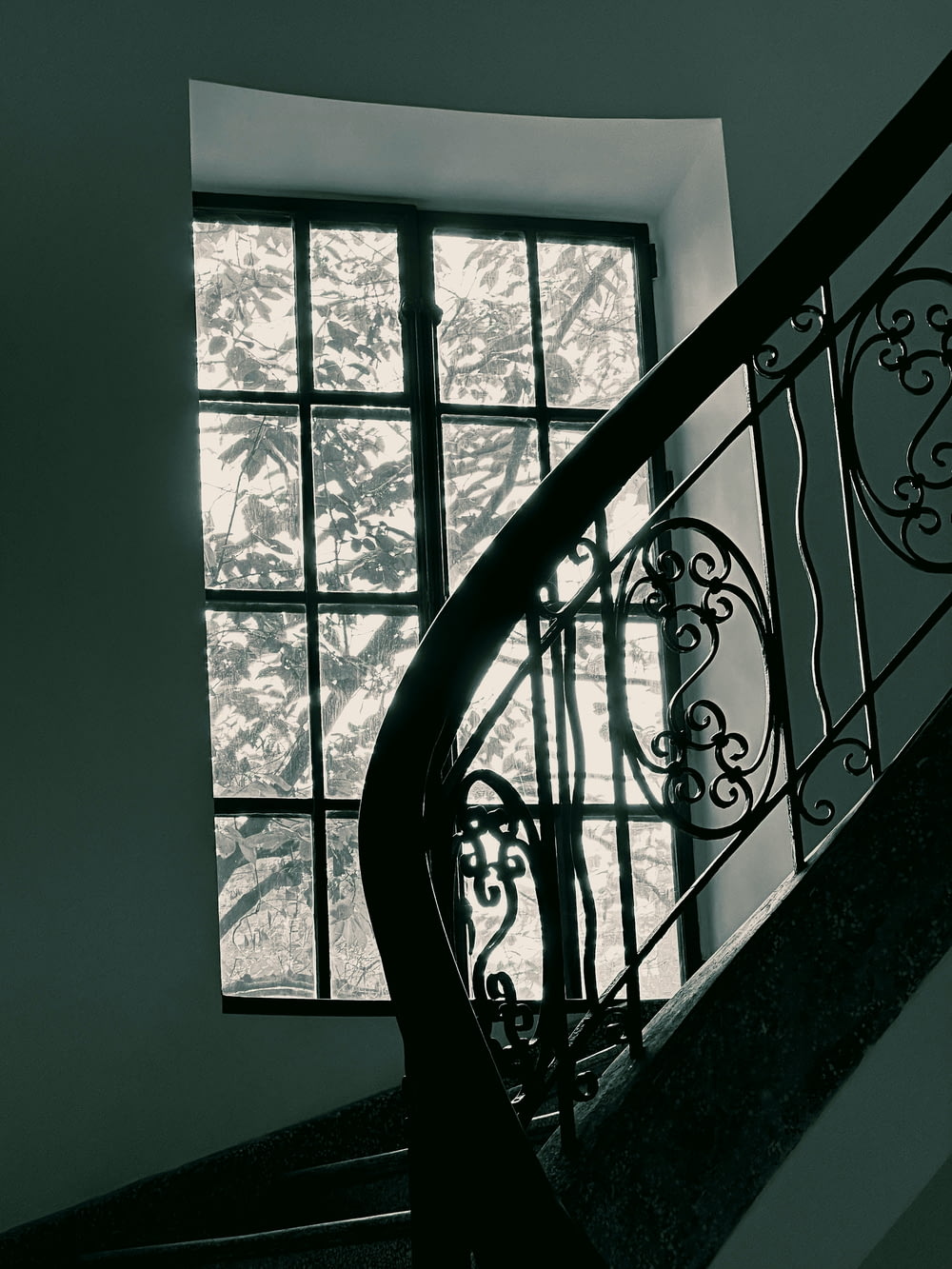 una foto in bianco e nero di una scala e di una finestra