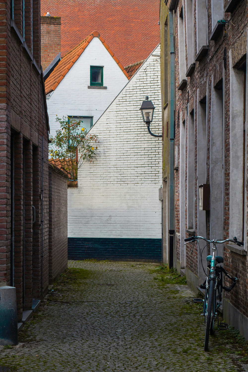 a bike is parked in an alley between two buildings