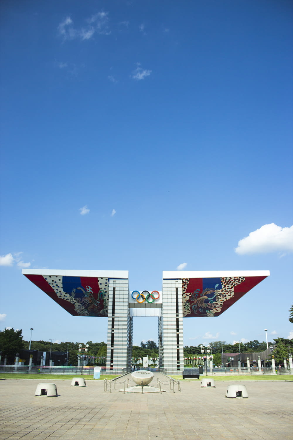 Les anneaux olympiques au milieu d’un parc