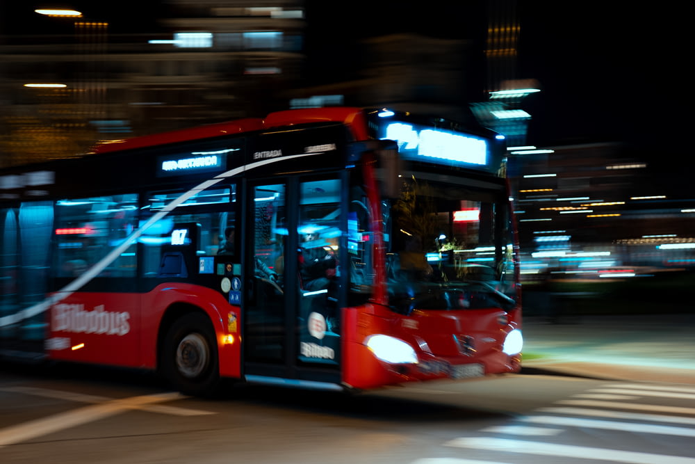 밤에 거리를 달리는 빨간 버스