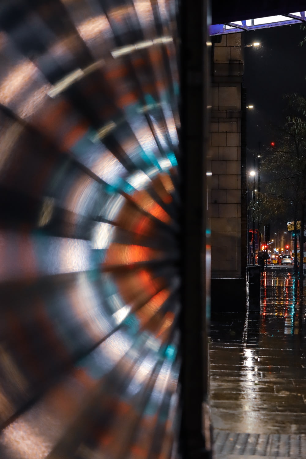 una scena di strada con focus su un ombrello