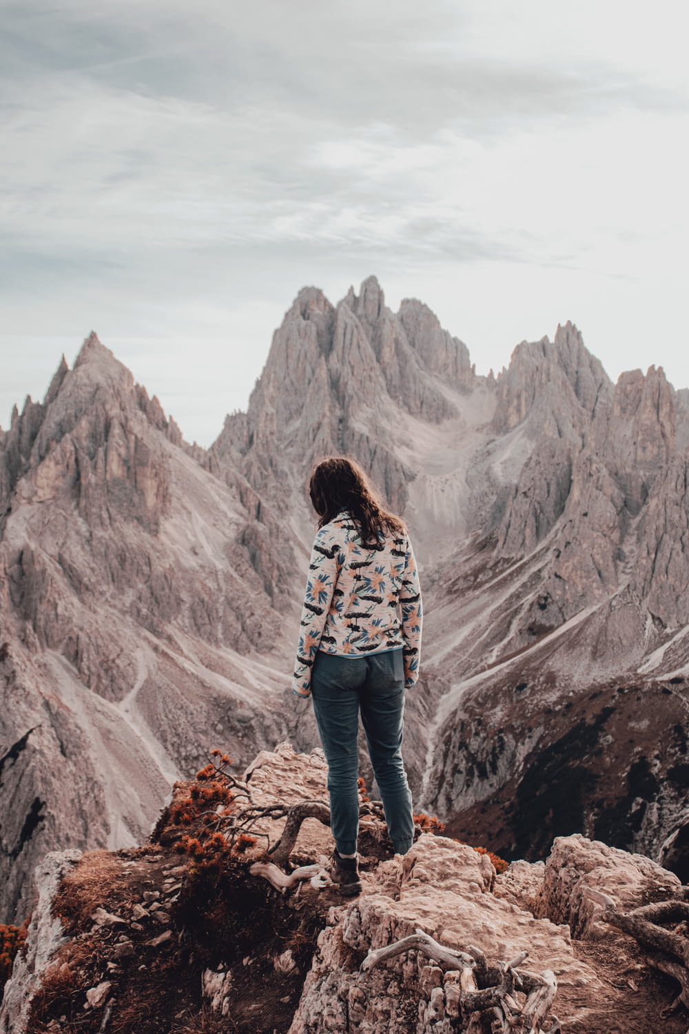 une personne debout au sommet d’une montagne