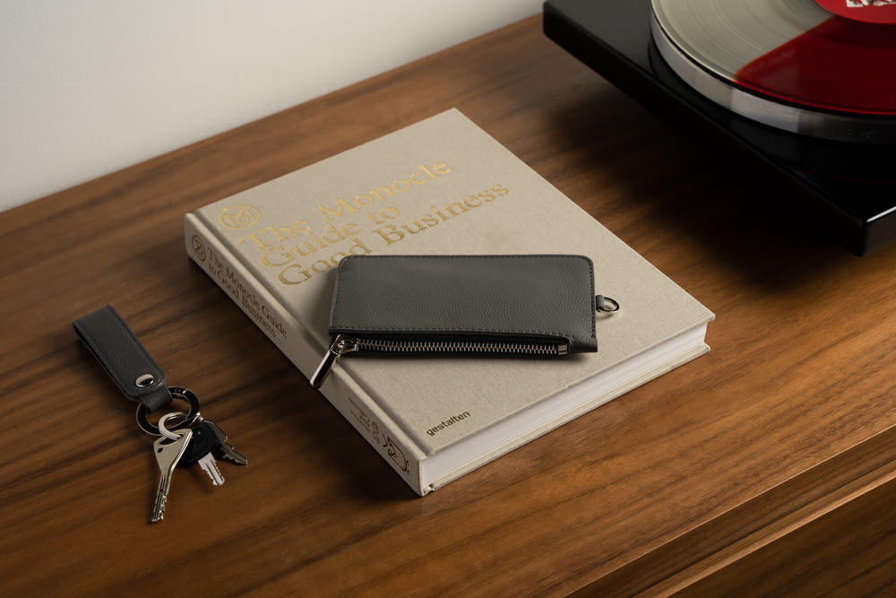un tourne-disque et un portefeuille sur une table