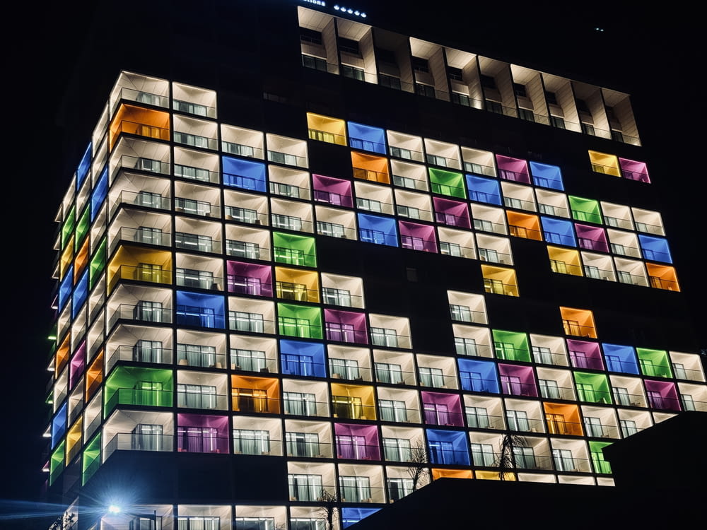 um edifício multicolorido iluminado à noite