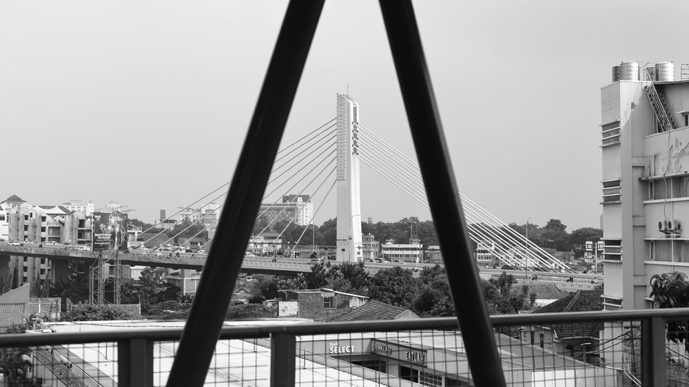 Una foto en blanco y negro de un puente y edificios