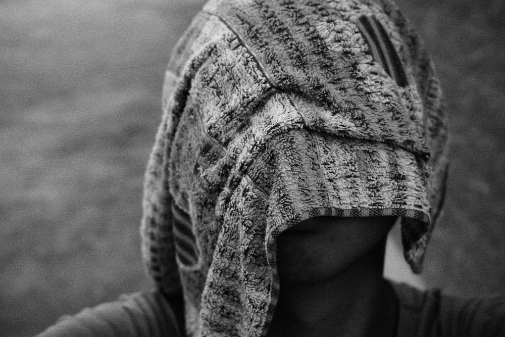 una foto in bianco e nero di una donna con una sciarpa in testa