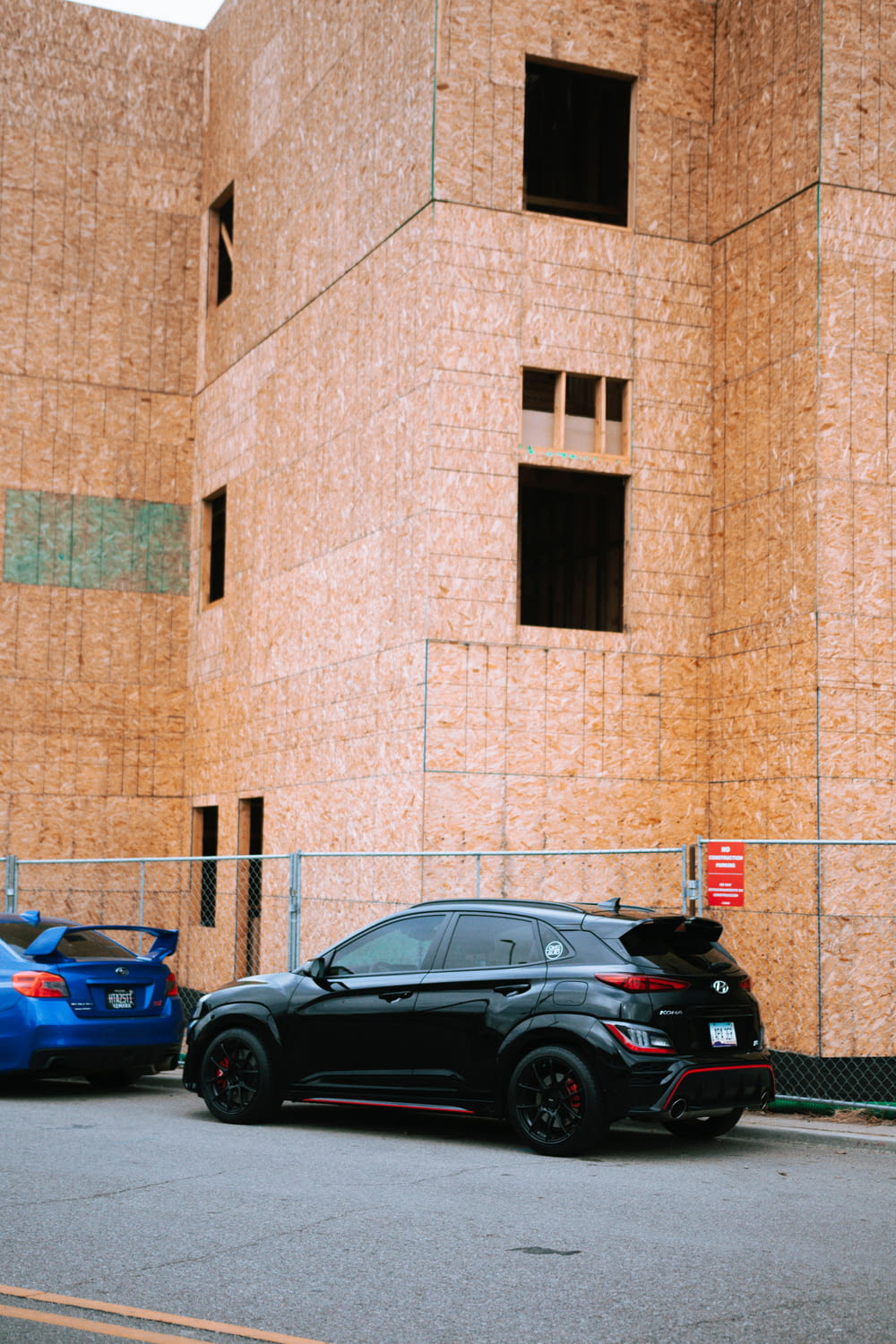 Ein schwarzes Auto, das vor einem Gebäude geparkt ist
