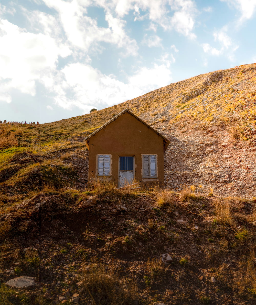 una pequeña casa asentada en la cima de una colina