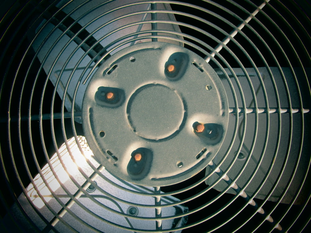 um close up de um ventilador de metal em uma mesa