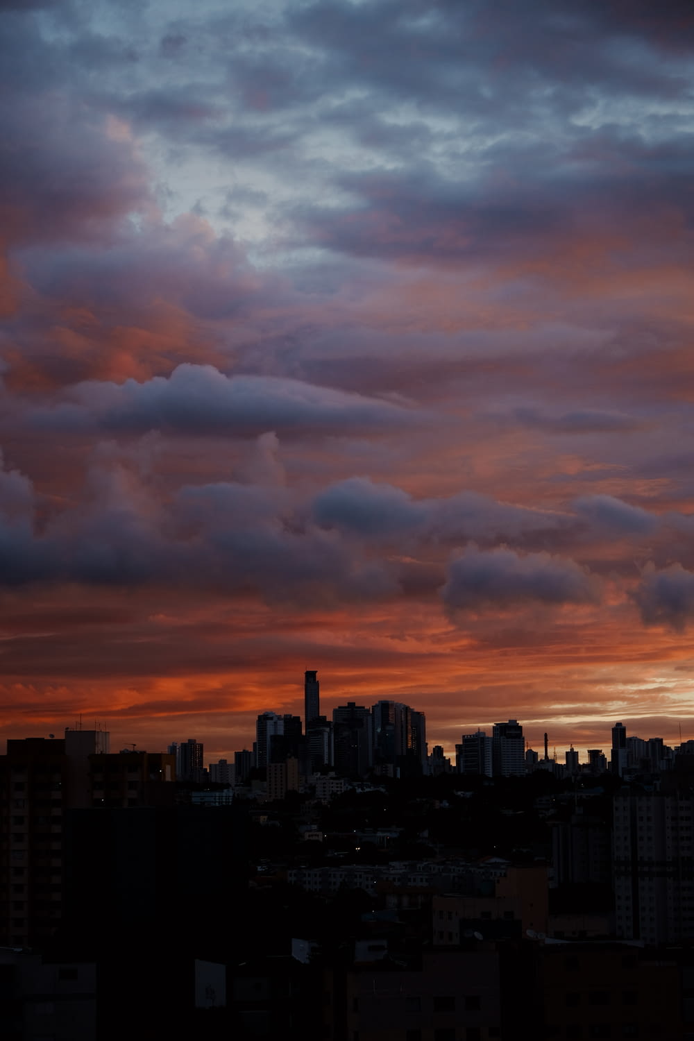 Blick auf die Skyline einer Stadt bei Sonnenuntergang
