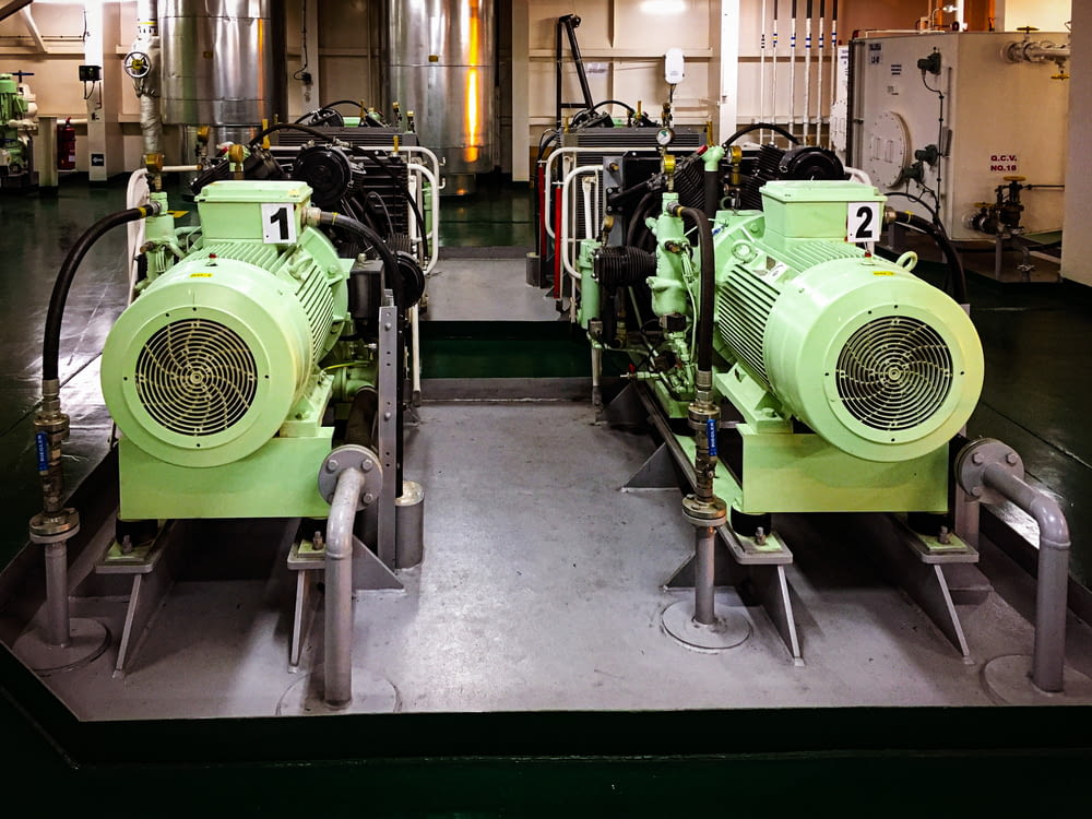 建物の中に鎮座する数台の緑色の機械