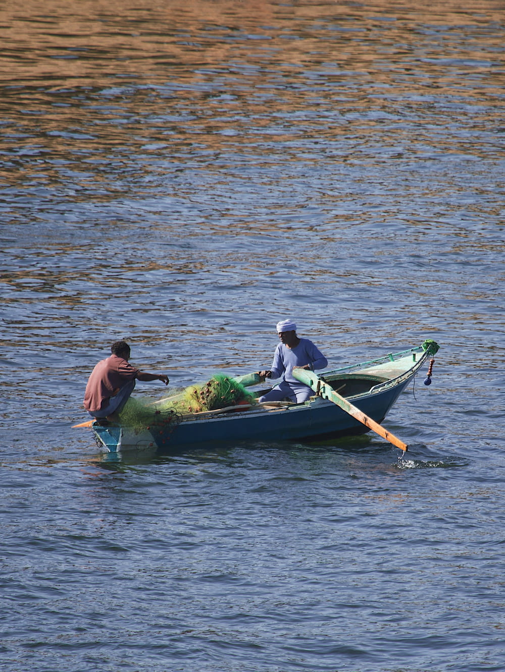 deux personnes dans un bateau sur un plan d’eau