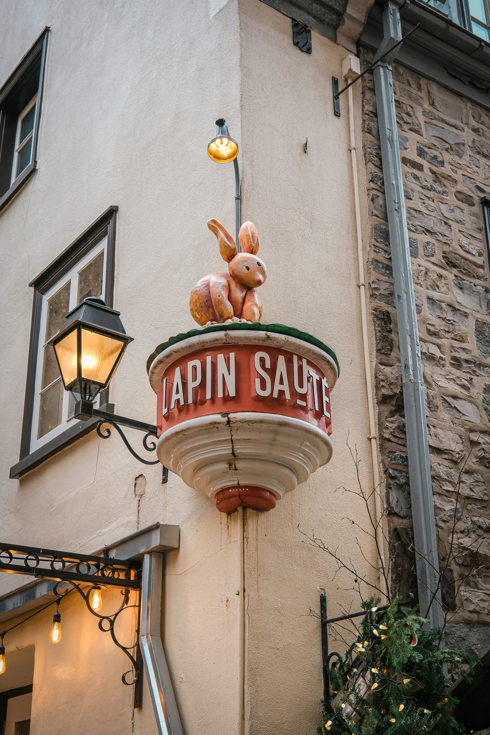 a sign on the side of a building that says lapin saute