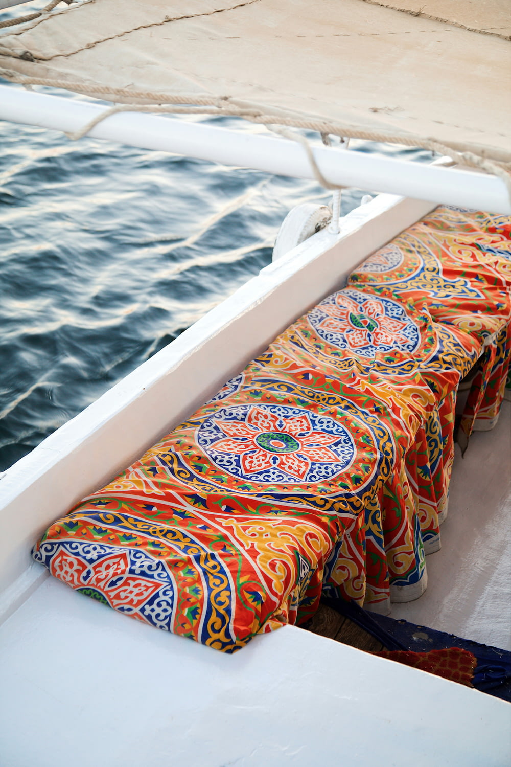 un banc coloré sur un bateau dans l’eau