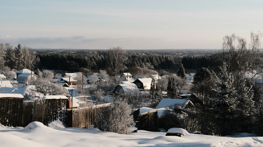 uma vista de uma cidade coberta de neve de uma colina